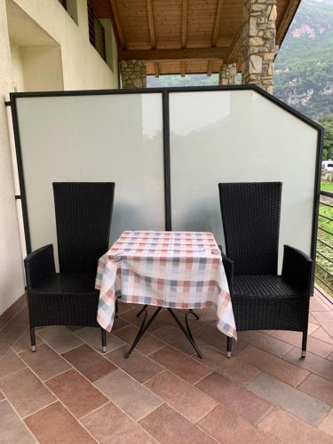 托尔博莱斯德汾娜丽乡村民宿的美景庭院内的一张桌子和两把椅子