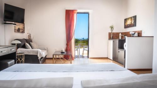 Diakofti波尔图迪亚柯福蒂酒店的一间卧室设有一张床和一间客厅。