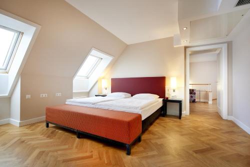 维也纳Singerstrasse 21-25 Aparthotel 350m next to St Stephen's Square的一间大卧室,配有一张大床和两个窗户