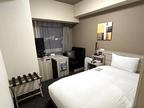 高松高松八岛鲁特酒店的配有一张床和一把椅子的酒店客房