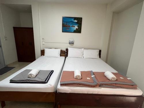 甘烹碧Bunraksa Resort的客房内的两张床和毛巾