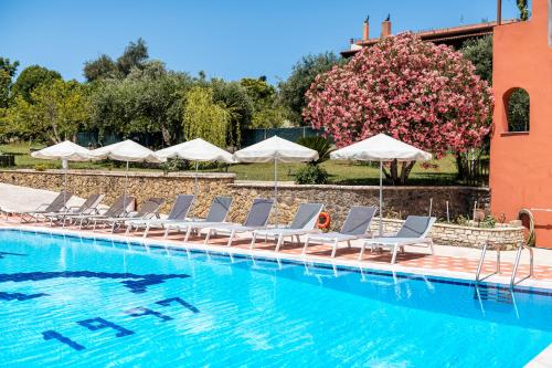古维亚Marietta's Resort by Konnect, Gouvia Corfu的一个带躺椅和遮阳伞的游泳池