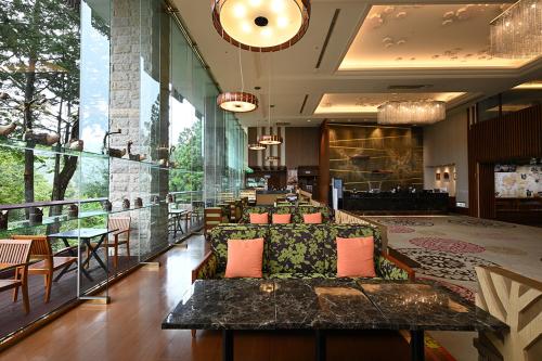 Xianglin阿里山宾馆的大堂,设有一张沙发和桌子