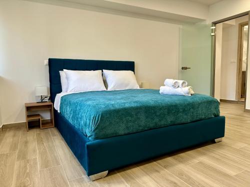 雅典Academy's Modern Apartments By Aesthetic & Luxurious Living的一间卧室配有一张蓝色的床,上面有泰迪熊