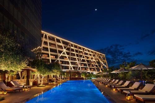 阿布扎比The Abu Dhabi EDITION的大楼前设有游泳池的酒店