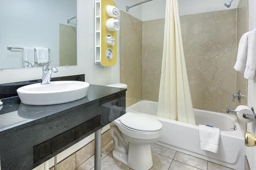 哈里森堡南哈里森6号汽车旅馆的一间带水槽、卫生间和淋浴的浴室