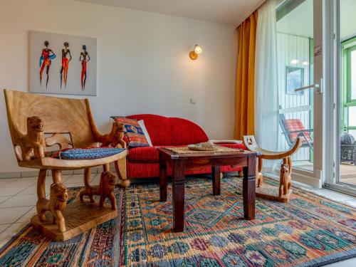 迪蒂斯豪森Apartment F 32 by Interhome的客厅配有沙发和桌子