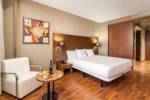 帕特纳AZZ Valencia Congress Hotel & Spa的配有一张床和一把椅子的酒店客房