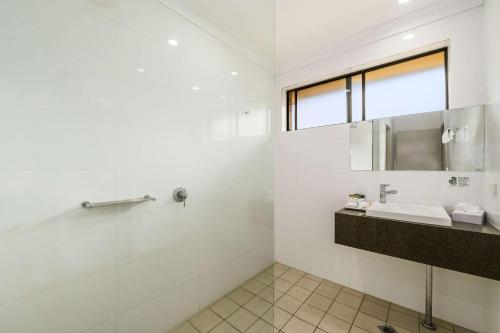 科夫斯港Quality Hotel City Centre的白色的浴室设有水槽和镜子