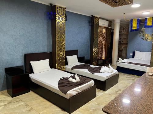 开罗Comfort Sphinx Inn的一间设有两张床和一张桌子的房间