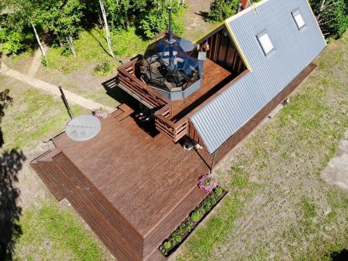 ReinaLepikumäe Holiday Home with Sauna and Hot tub for up to 16 persons的享有带大甲板的房子的顶部景色