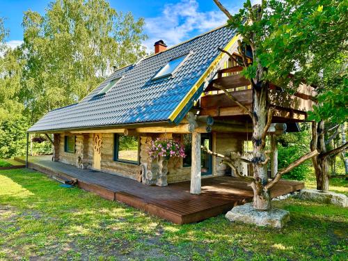 ReinaLepikumäe Holiday Home with Sauna and Hot tub for up to 16 persons的小木屋,设有 ⁇ 篷