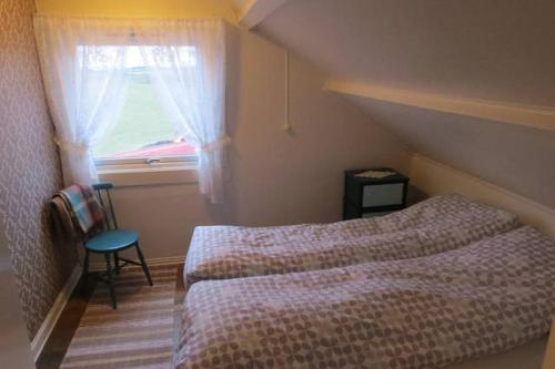 Melbu伯希德斯图阿度假屋的一间小卧室,配有床和窗户