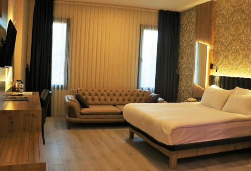 安塔利亚Isnova Hotel Airport的酒店客房,配有床和沙发