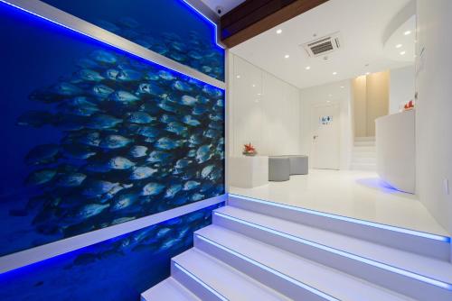 大加那利岛拉斯帕尔马斯瓦威亚酒店 - 仅限成人的楼梯,房间有一个大型水族馆