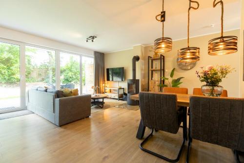 温特贝格Residences Central Winterberg的客厅配有桌子和沙发