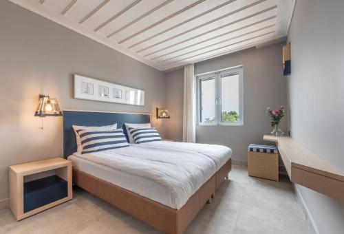 波多河丽Hapimag Resort Porto Heli的一间卧室设有一张大床和一个窗户。