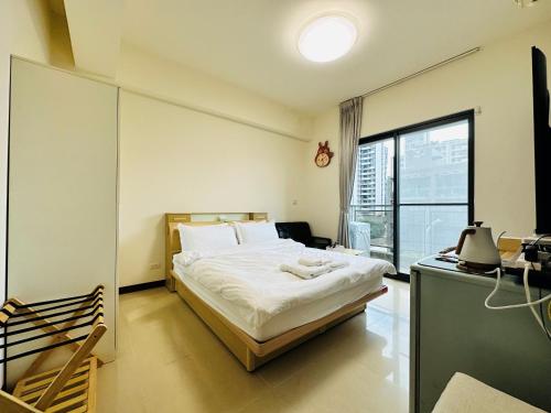 竹北新竹比斯 Hsinchu Peace的一间卧室设有一张床和一个大窗户