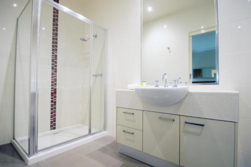 谢珀顿谢珀顿韦恩哈米尔汽车旅馆的白色的浴室设有水槽和淋浴。