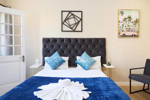 开普敦City Club Circle的一间卧室配有一张带蓝色棉被的大床