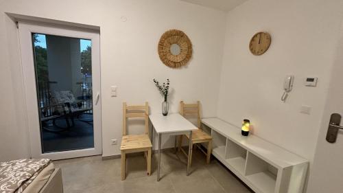 LangenzersdorfLangenzersdorf Apartment的小型用餐室配有桌椅