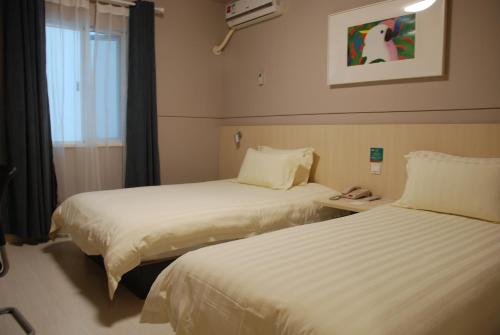 厦门锦江之星厦门北站嘉庚体育馆店的酒店客房设有两张床和窗户。