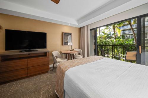 拉海纳OUTRIGGER Kāʻanapali Beach Resort的配有一张床和一台平面电视的酒店客房