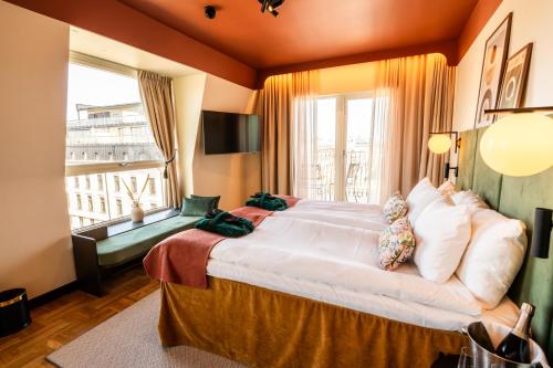 卡尔斯塔德Hotel Fratelli的一间设有大床和窗户的酒店客房