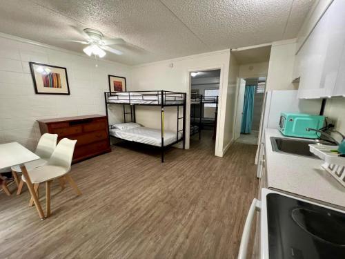 檀香山威基基海滨旅馆的带两张双层床和厨房的客房