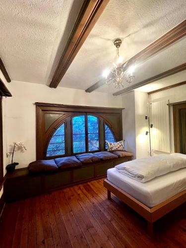 圣加仑Villa Bergruh的一间卧室设有两张床和大窗户
