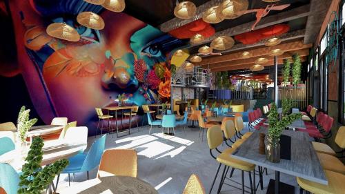 格罗宁根PJs Hostel的餐厅设有桌椅和色彩缤纷的墙壁