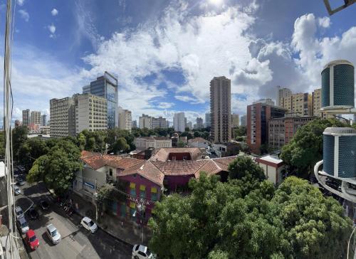 贝伦Alegria e conforto no coração da Brás de aguiar的享有城市和高楼的景色