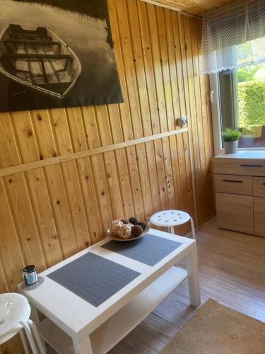 LubinU Gosi i Piotra的厨房配有木墙和桌椅