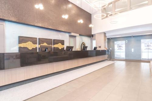 多伦多多伦多机场桑德曼签名酒店的大堂设有等候区,还有等候室