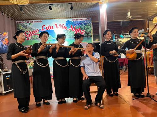 Ba Be18Tran Xuan Homestay的一群在管弦乐队中演奏音乐的女人
