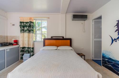 普罗维登西亚Posada Mango Tree的一间卧室,卧室内配有一张大床
