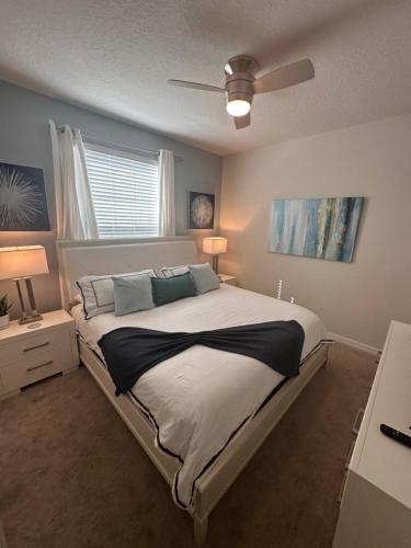 达文波特Orlando Relax的一间卧室配有一张大床和吊扇