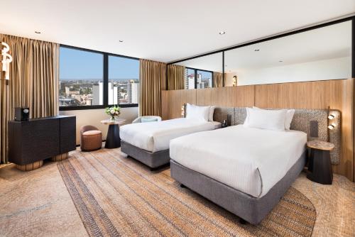 珀斯珀斯泛太平洋酒店的酒店客房设有两张床和电视。