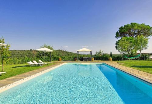 瓦里亚诺Romina by PosarelliVillas的庭院内的游泳池,配有两把椅子和秋千
