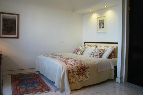 图斯卡尼亚Del Gallo的一间卧室配有一张床和地毯