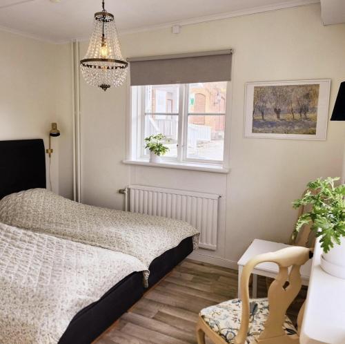 埃克舍Vandrarhemmet Garvaren gamla stan Eksjö的一间卧室设有一张床和一个窗口