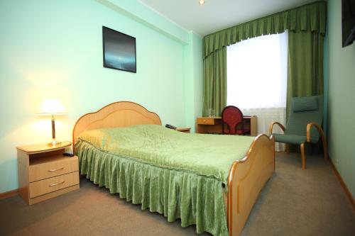 诺亚布尔斯克Hotel Rossiya的酒店客房设有床和窗户。