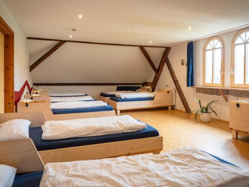 拉特诺Hinterland Hostel的一间客房内设有四张床的房间