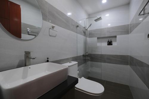 马尼拉UpSTYLE - Private Townhouse 4 Bedrooms的一间带水槽、卫生间和镜子的浴室