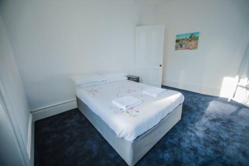 海斯廷斯Stowaway的卧室配有带鲜花的白色床