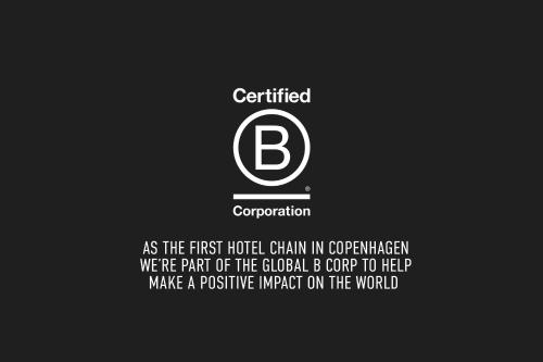 哥本哈根Hotel Ottilia by Brøchner Hotels的黑底上带有字母b的标志