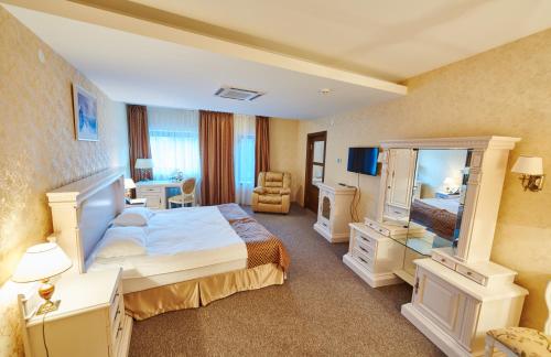 明斯克明斯克维多利亚扎姆科沃伊酒店的酒店客房,配有床和镜子