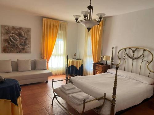 ArgésCasa nardo alojamiento rural的一间卧室配有一张床和一张沙发