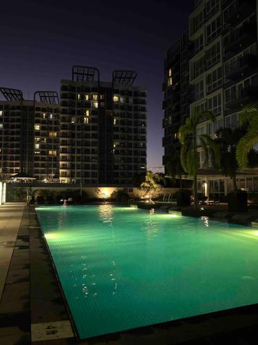 One Pacific Residence SeaView Condo Mactan Newtown Lapu-Lapu City内部或周边的泳池