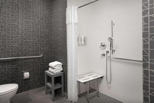 圣安东尼奥圣安东尼奥河滨/市区希尔顿惠庭套房酒店的黑白浴室设有卫生间和淋浴。